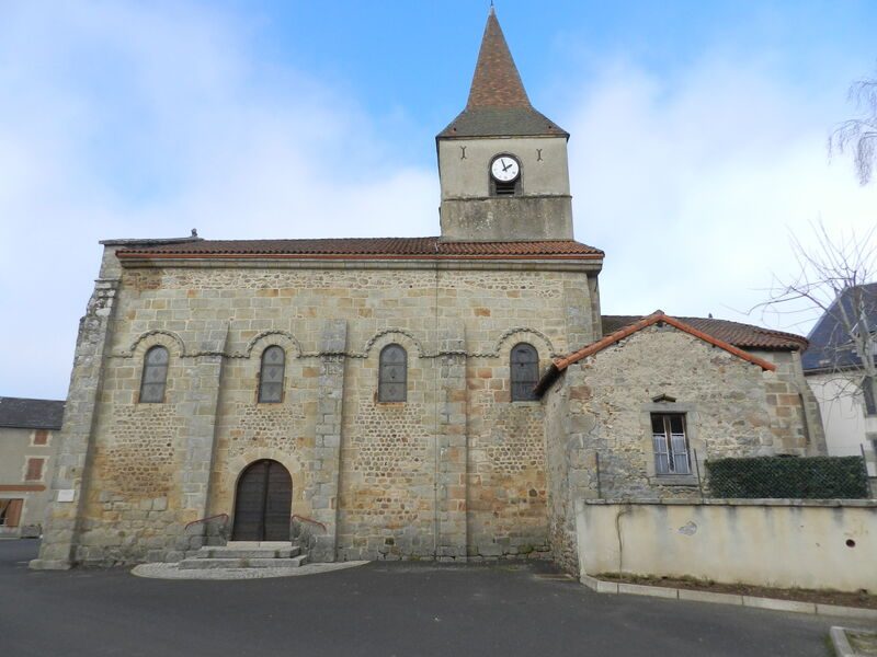© Church of Saint-Pierre - Mairie Biollet