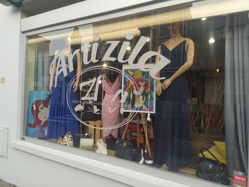 © Artizila Boutique costume jewelry and second-hand clothing - Artizila Boutique