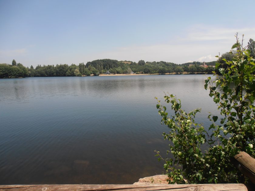 © Picnic area - Plan d'Eau de Saint-Eloy-les-Mines - Mairie