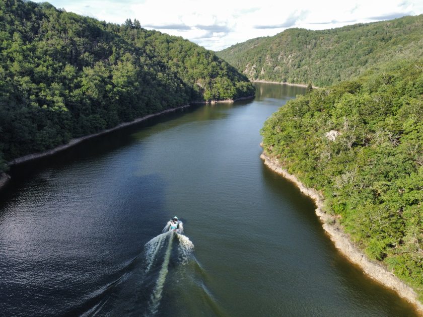 © Boat trip - Lac Fades-Besserve_Miremont - SMFB